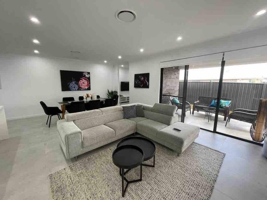 Neat 4 Bedroom In Catherine Fields Narellan Exterior photo